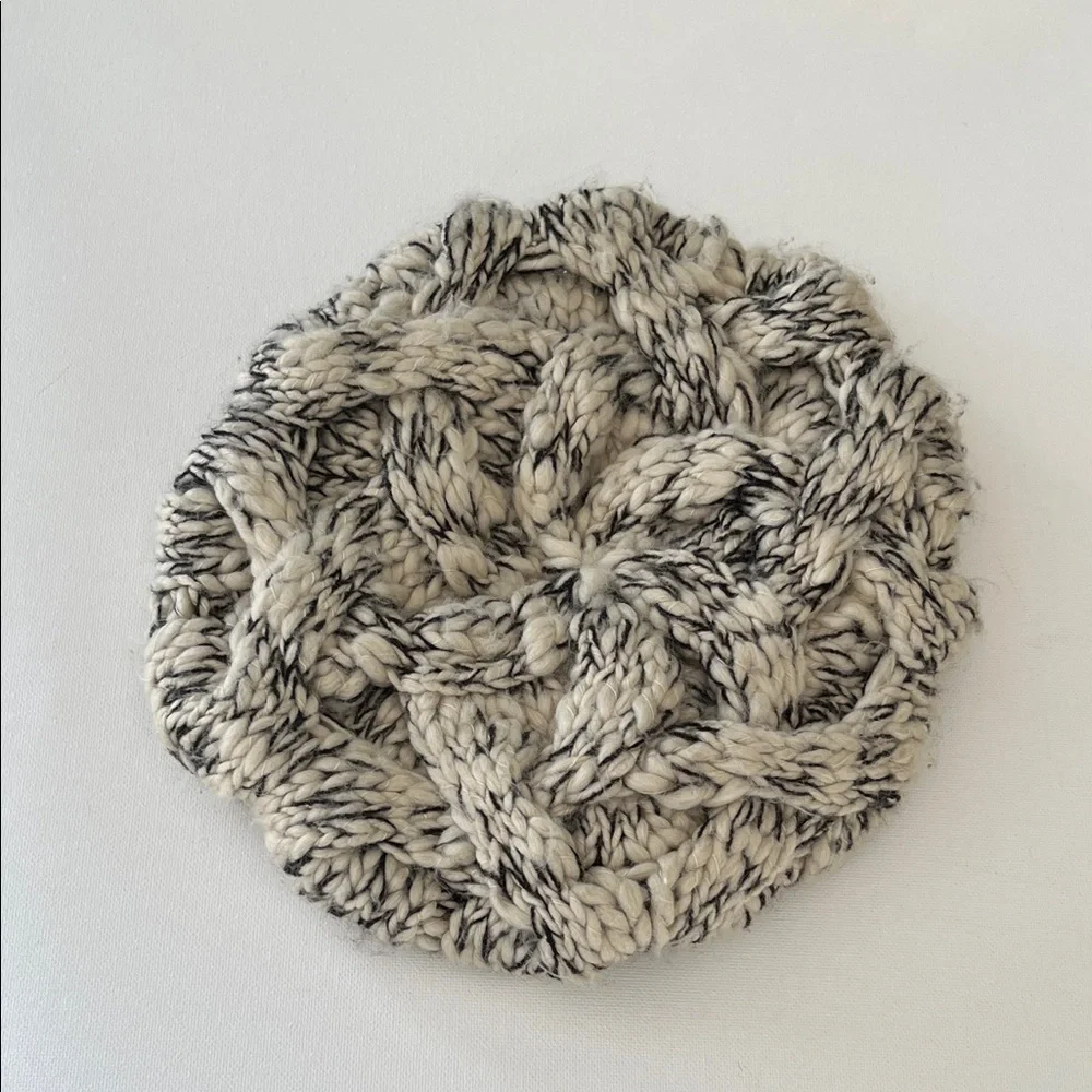 Kimchi Blue Chunky Knit Hat in Black and Cream